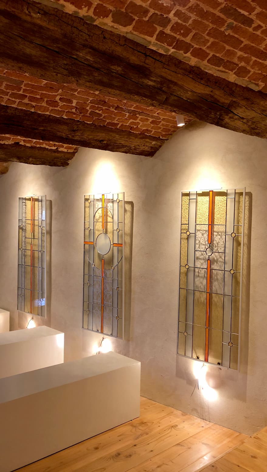 Triptyque de vitraux dans le Condroz.