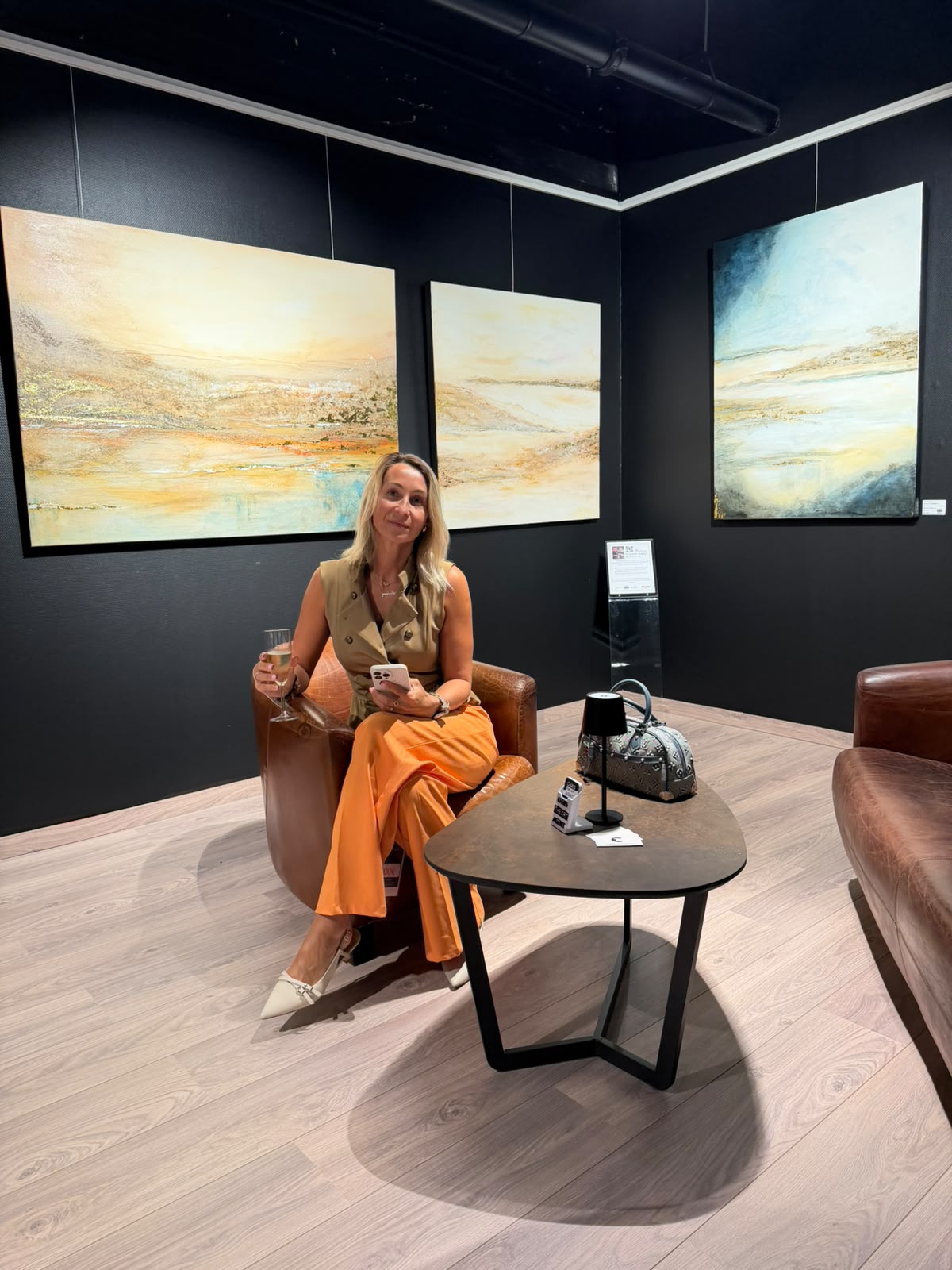 Œuvres abstraites de Sophie Delporte – DS Cosy Art exposées aux Meubles Belot à Soignies